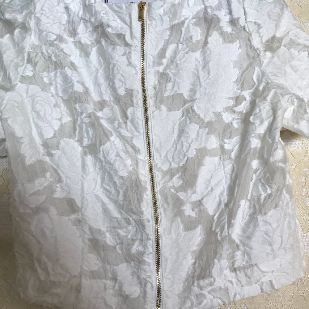 Beautiful lace top with zipper back - size 6 - Picture 6 of 6